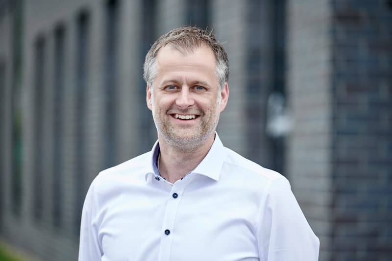 Der ehemalige Geschäftsführer eines internationalen Unternehmens ist Experte für Key Account Kundenbetreuung, Vertrieb und Marketing. Markus Fröwis blickt auf über 20 Jahre Erfahrung im B2B Vertrieb zurück.